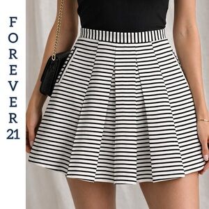 Forever 21 Black & White Striped Pleated mini Skirt | Size S